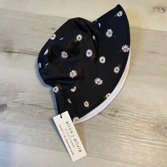 Alice + Olivia Accessories - Alice + Olivia Reversible Daisy Printed Bucket Hat​​​​​​​​